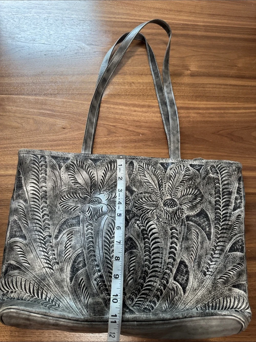 Leaders in leather bag - Picture 10 of 13